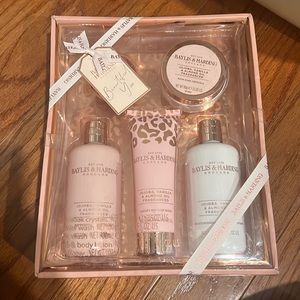 Baylis and Harding body set